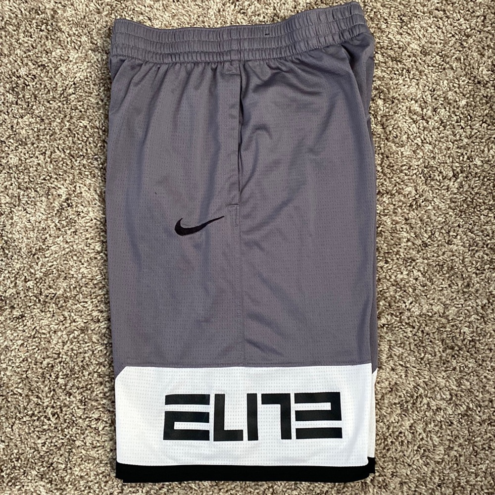 Boys Nike Elite Shorts in size youth XL